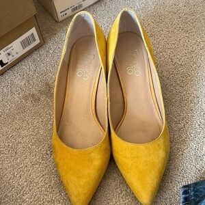 Franco Sarto Women’s Yellow Suede Pointed-Toe Flats